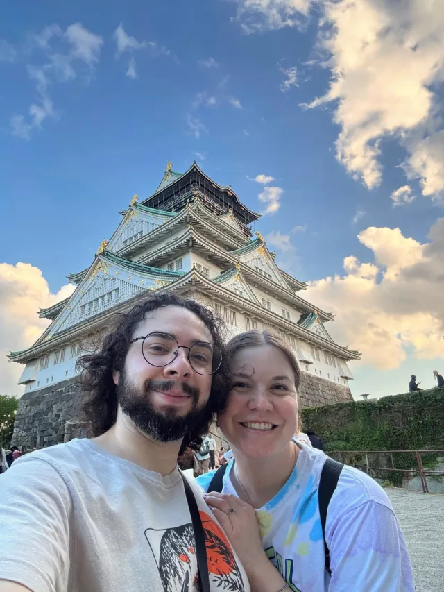 Bryan and Kaitlin taking a selfie in front of Osaka Castle